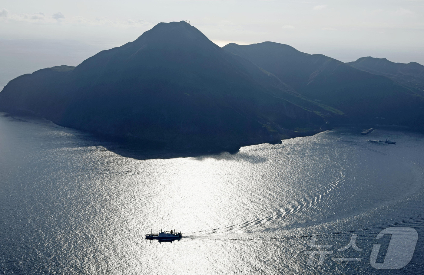 (아쿠세키지마 로이터=뉴스1) 김지완 기자 = 지난 4일 일본 가고시마현 도카라열도의 아쿠세키지마에서 수 차례의 지진이 연이어 발생한 가운데, 대피하는 주민들을 태운 페리가 섬을 …