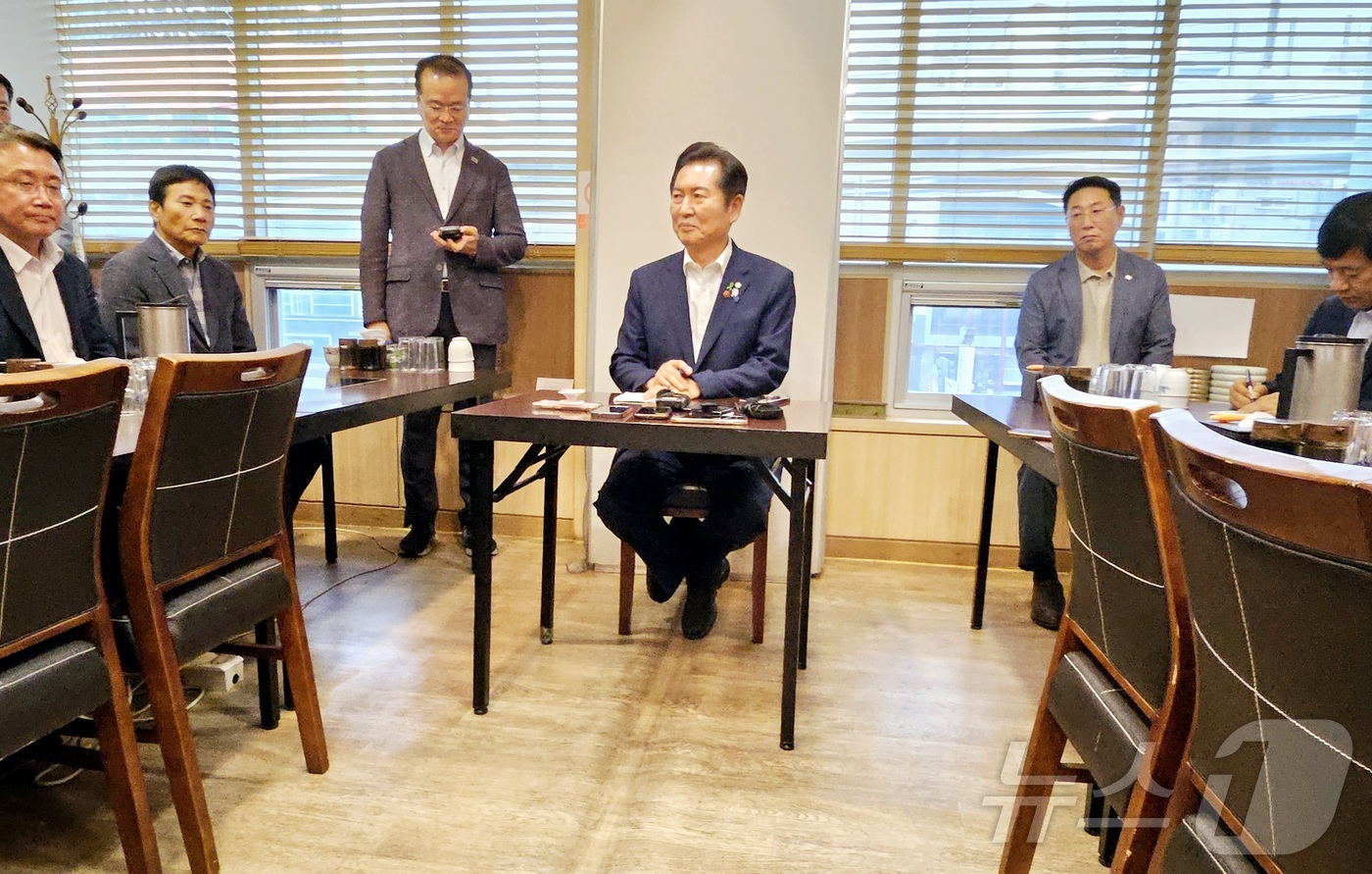 (대구=뉴스1) 남승렬 기자 = 더불어민주당 차기 대표 선거에 출마한 정청래 의원(서울 마포구을)이 14일 오후 대구 동구 신암동의 한 식당에서 열린 당원 간담회에서 취재진 질문에 …