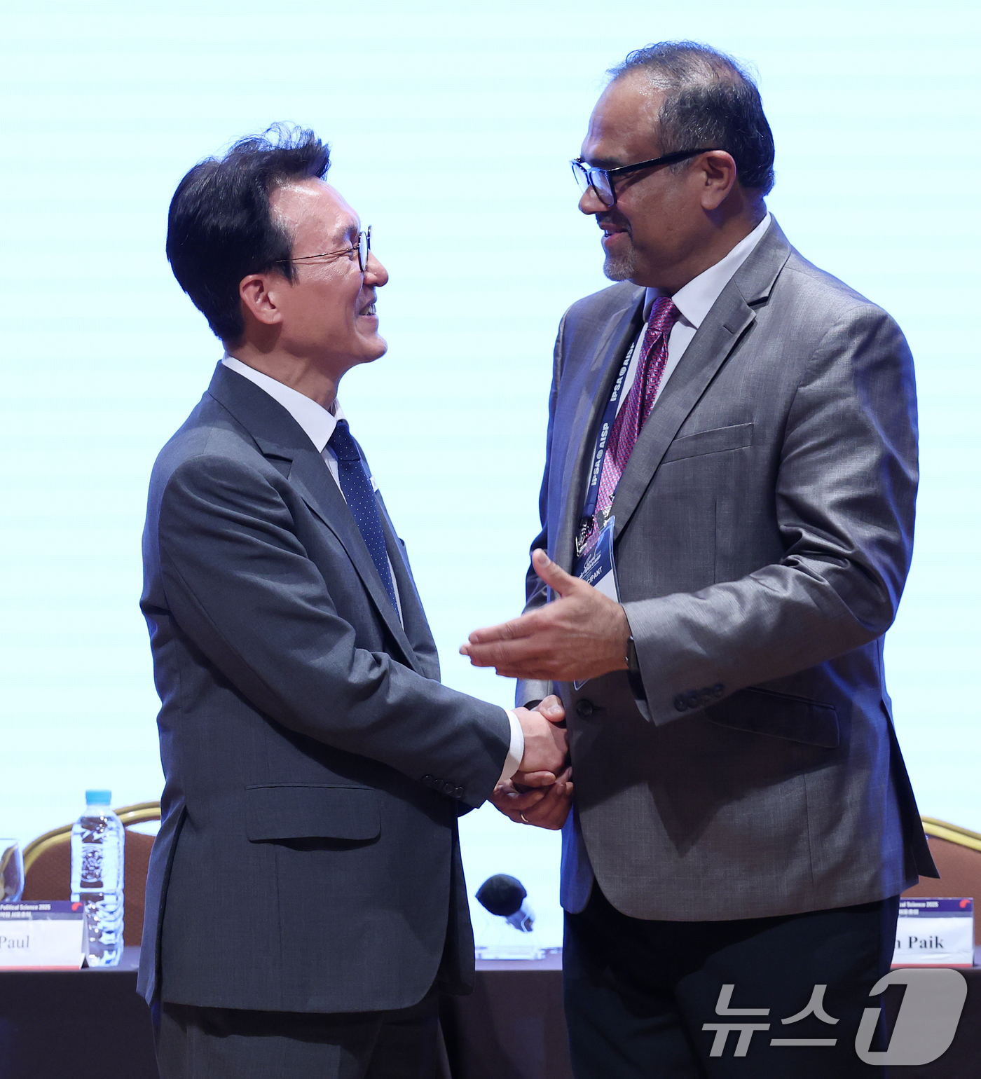 (서울=뉴스1) 오대일 기자 = 김민석 국무총리가 14일 오후 서울 강남구 코엑스에서 열린 제1회 김대중상(The Kim Dae-jung Award) 시상식에서 초대 수상자로 선정 …