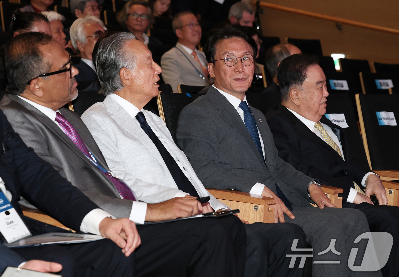 (서울=뉴스1) 오대일 기자 = 김민석 국무총리가 14일 오후 서울 강남구 코엑스에서 열린 제1회 김대중상(The Kim Dae-jung Award) 시상식에서 권노갑 김대중재단 …