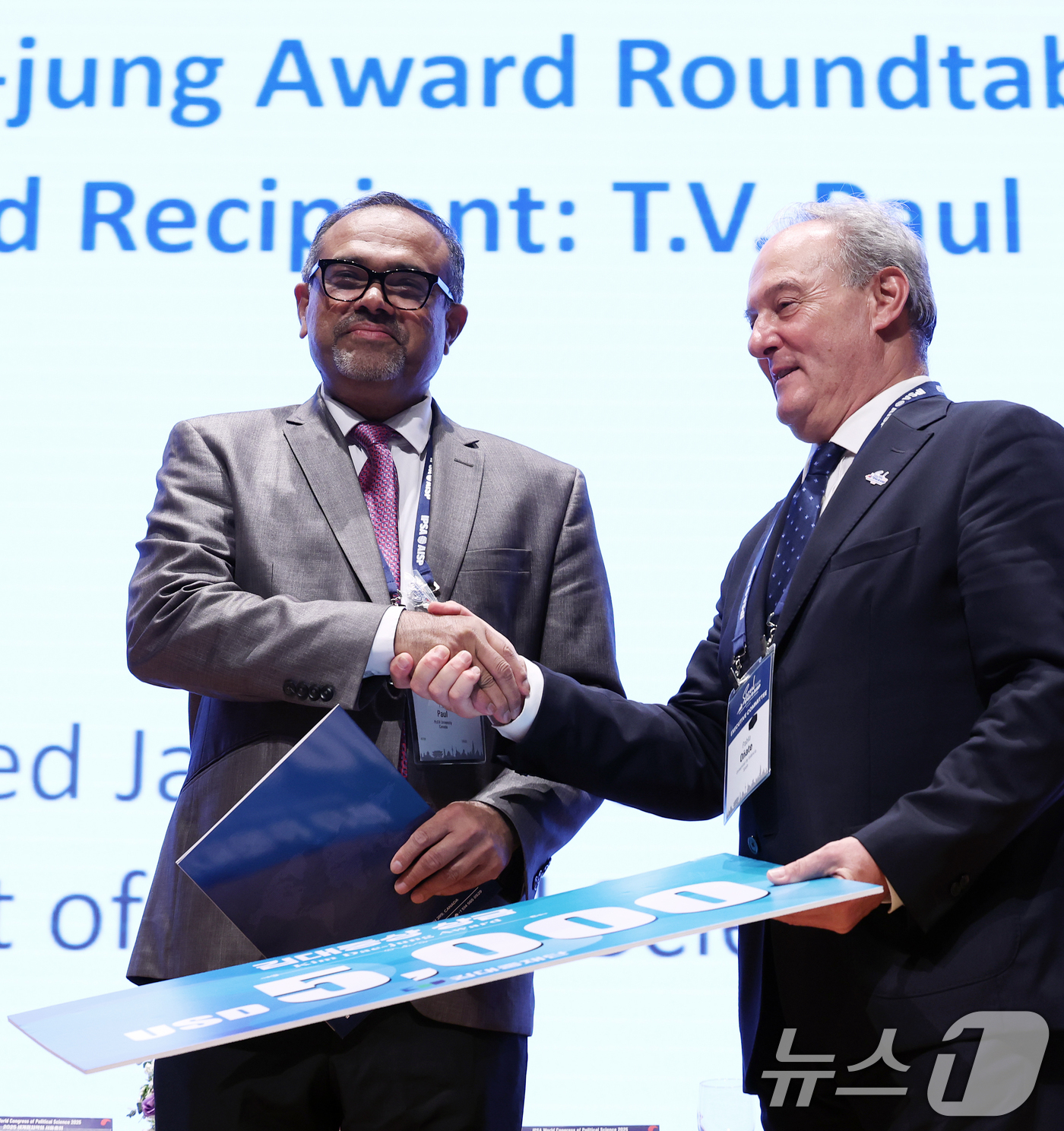 (서울=뉴스1) 오대일 기자 = 14일 오후 서울 강남구 코엑스에서 열린 제1회 김대중상(The Kim Dae-jung Award) 시상식에서 초대 수상자로 선정된 캐나다 몬트리올 …