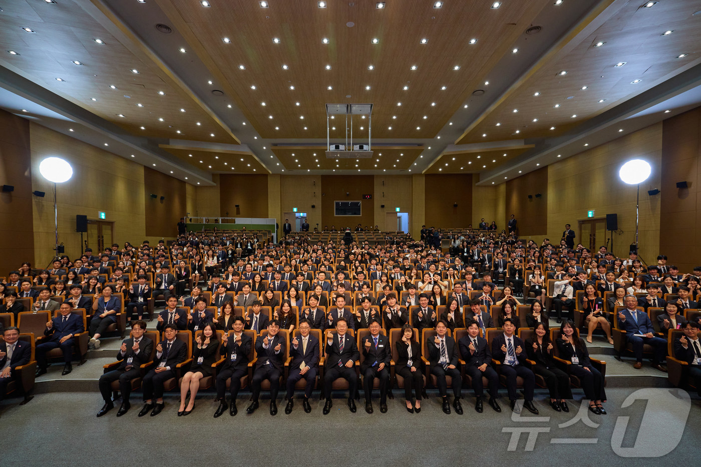 (서울=뉴스1) 이재명 기자 = 이재명 대통령이 14일 충북 진천 국가공무원인재개발원에서 5급 신임관리자 과정 교육생들과 기념촬영을 하고 있다. (대통령실 제공. 재판매 및 DB …