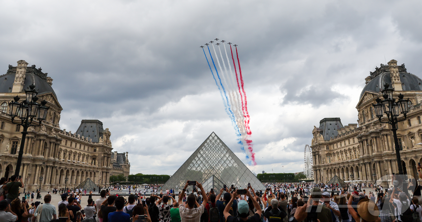 (파리=뉴스1) 이준성 기자 = 프랑스 혁명 기념일(바스티유 데이·Bastille Day)인 14일 오전(현지시간), 프랑스 공군의 정예 곡예비행팀 ‘파트루이 드 프랑스’(Patr …