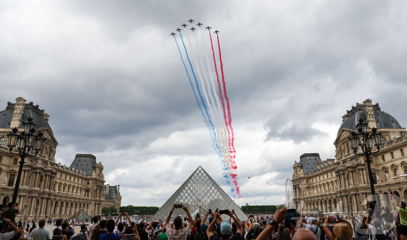 (파리=뉴스1) 이준성 기자 = 프랑스 혁명 기념일(바스티유 데이·Bastille Day)인 14일 오전(현지시간), 프랑스 공군의 정예 곡예비행팀 ‘파트루이 드 프랑스’(Patr …