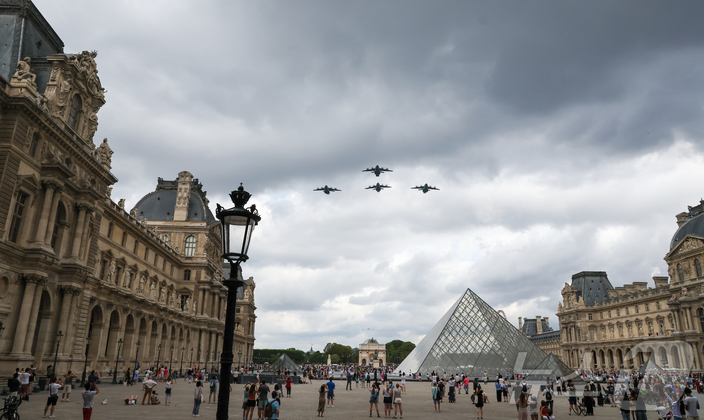 (파리=뉴스1) 이준성 기자 = 프랑스 혁명 기념일(바스티유 데이·Bastille Day)인 14일 오전(현지시간), 프랑의 정예 공군기들이 프루브르 상공을 가로지르고 있다. 20 …