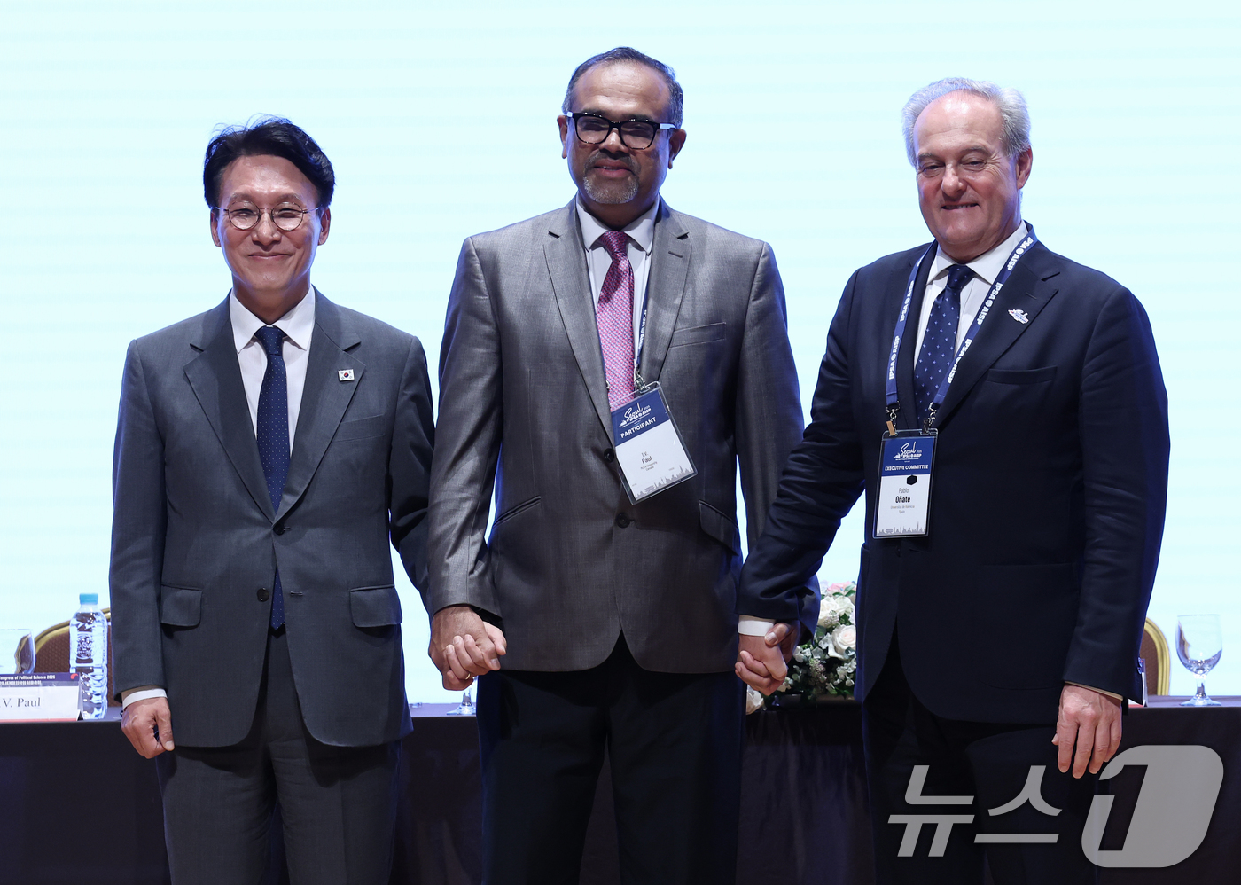 (서울=뉴스1) 오대일 기자 = 김민석 국무총리(왼쪽)가 14일 오후 서울 강남구 코엑스에서 열린 제1회 김대중상(The Kim Dae-jung Award) 시상식에서 초대 수상자 …