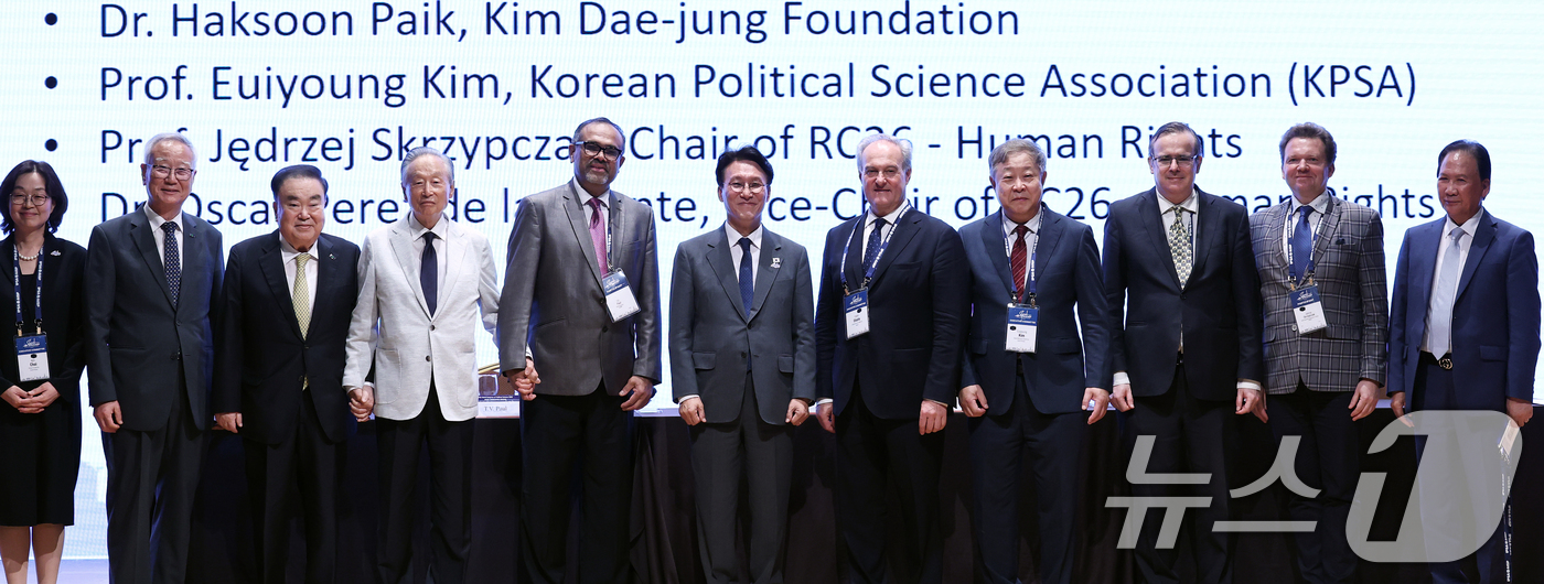 (서울=뉴스1) 오대일 기자 = 김민석 국무총리가 14일 오후 서울 강남구 코엑스에서 열린 제1회 김대중상(The Kim Dae-jung Award) 시상식에서 초대 수상자로 선정 …