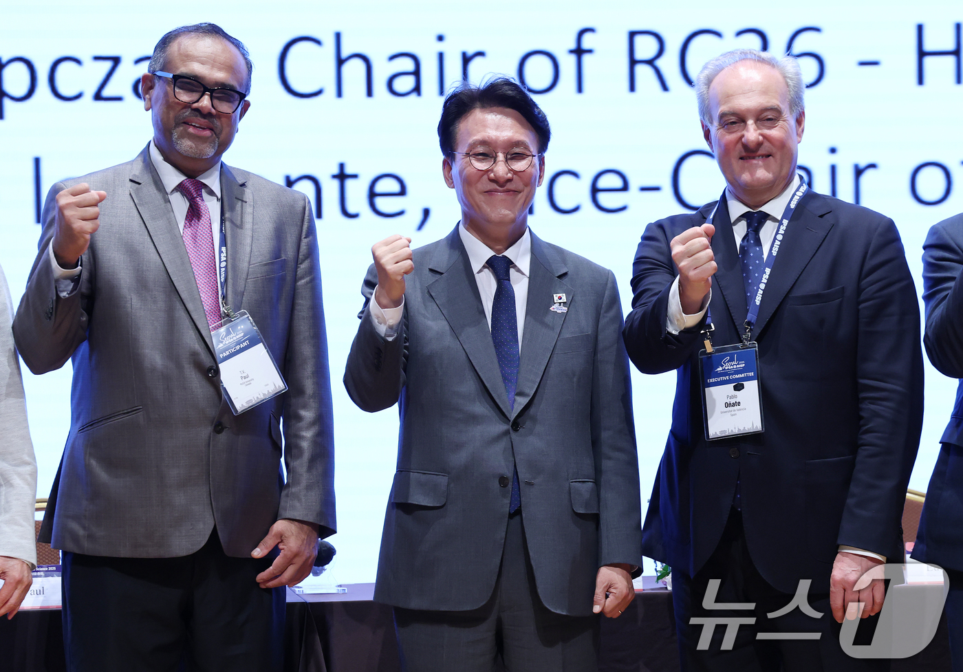 (서울=뉴스1) 오대일 기자 = 김민석 국무총리가 14일 오후 서울 강남구 코엑스에서 열린 제1회 김대중상(The Kim Dae-jung Award) 시상식에서 초대 수상자로 선정 …