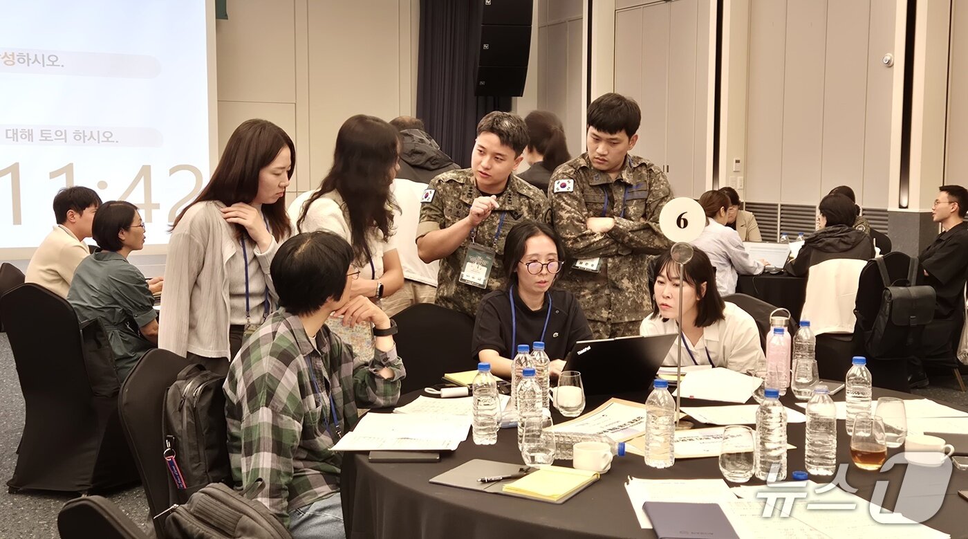 본문 이미지 - 지난 9일 서울 용산 로카우스 호텔에서 열린 &#39;2025년 질병청-국방부-지자체 감염병 대응 합동 훈련&#39;에서 역학조사관 및 방역담당 공무원들이 수인성·식품매개 감염병 발생 시나리오 기반 미션을 수행하고 있다. 2025.7.9/뉴스1 조유리 기자