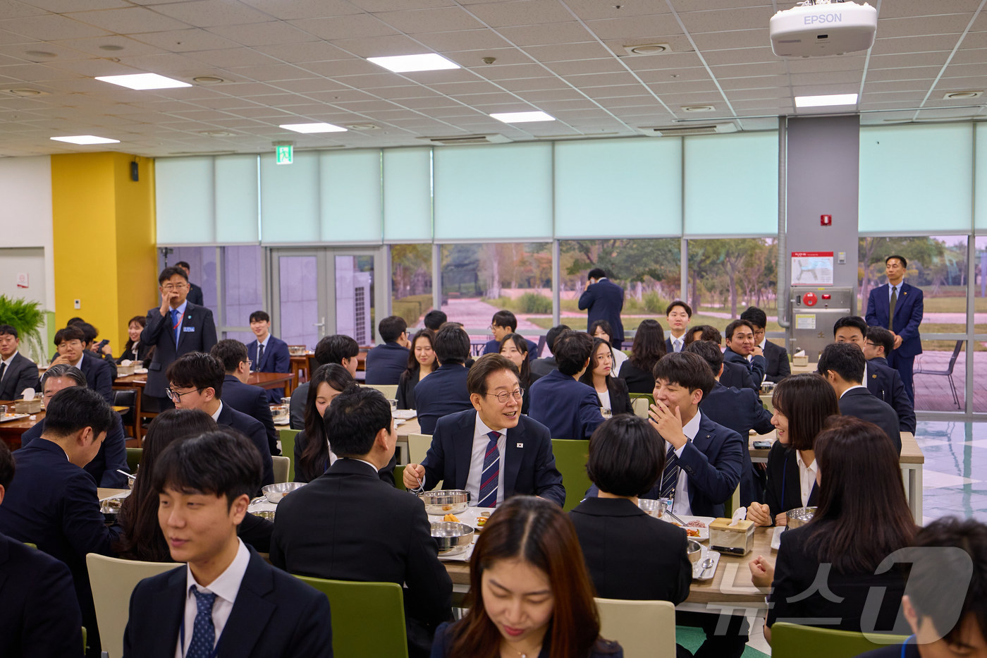 (서울=뉴스1) 이재명 기자 = 이재명 대통령이 14일 충북 진천 국가공무원인재개발원에서 5급 신임관리자 과정 교육생들과 오찬을 하고 있다. (대통령실 제공. 재판매 및 DB 금지 …