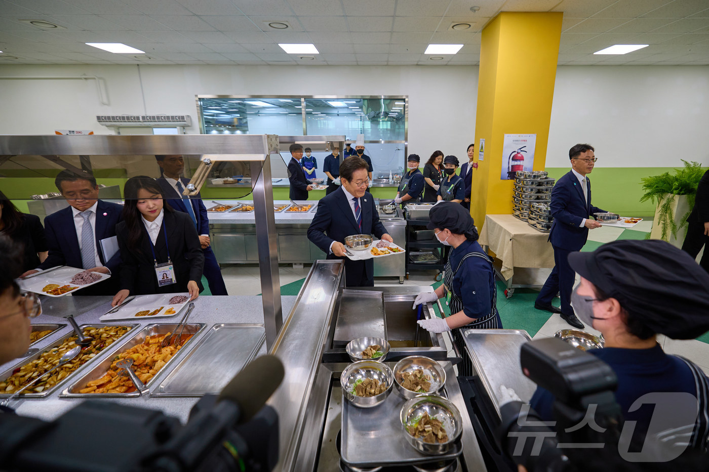 (서울=뉴스1) 이재명 기자 = 이재명 대통령이 14일 충북 진천 국가공무원인재개발원에서 5급 신임관리자 과정 교육생들과 오찬을 하기 위해 배식을 받고 있다. (대통령실 제공. 재 …