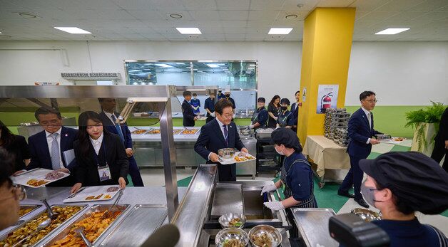 배식 받는 이재명 대통령