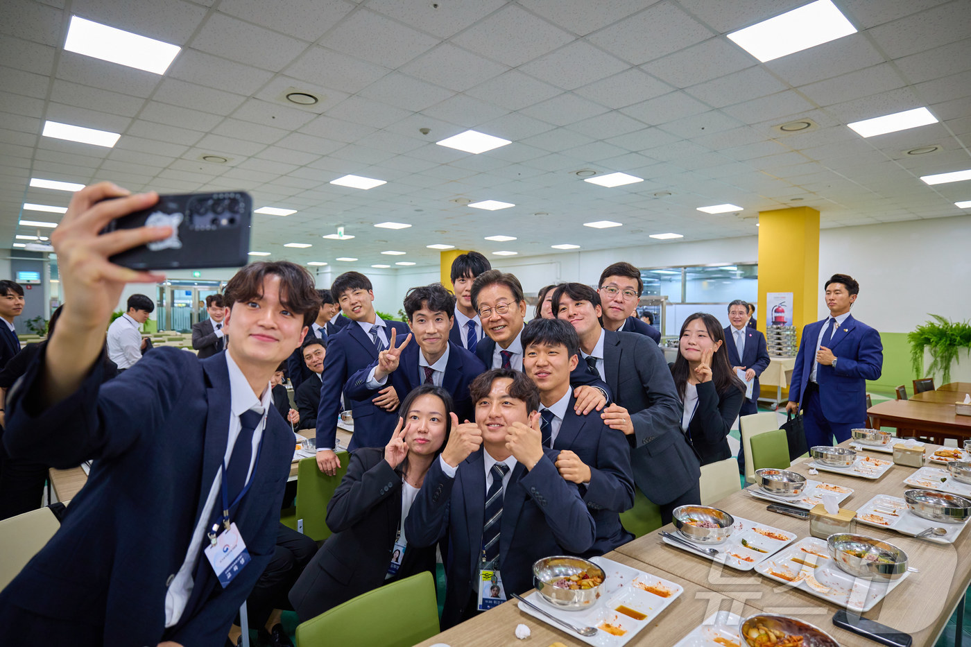 (서울=뉴스1) 이재명 기자 = 이재명 대통령이 14일 충북 진천 국가공무원인재개발원에서 5급 신임관리자 과정 교육생들과 오찬을 마친 후 기념촬영을 하고 있다. (대통령실 제공. …