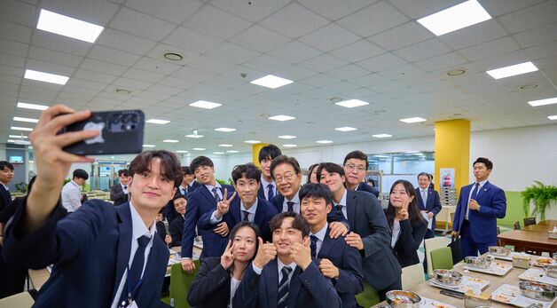 교육생들과 기념촬영 하는 이재명 대통령