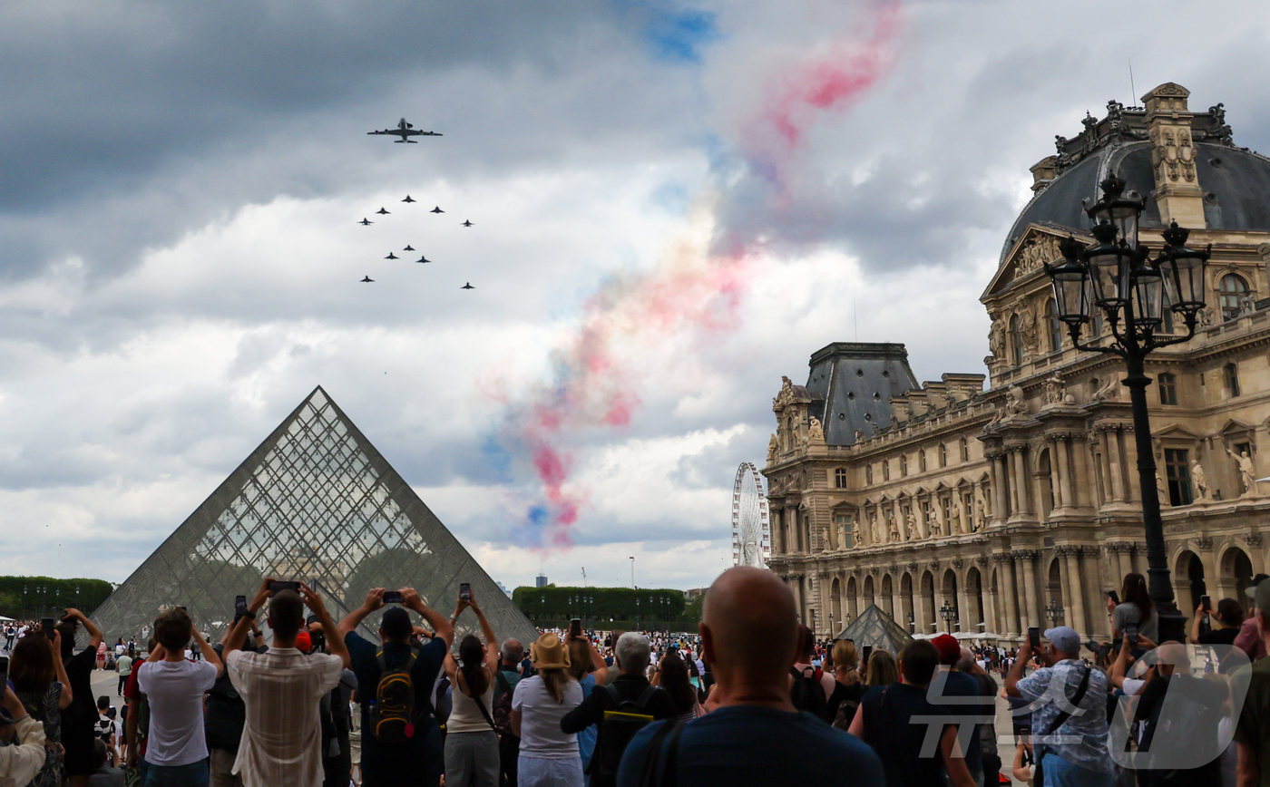 (파리=뉴스1) 이준성 기자 = 프랑스 혁명 기념일(바스티유 데이·Bastille Day)인 14일 오전(현지시간), 프랑의 정예 공군기들이 루브르 상공을 가로지르고 있다. 202 …