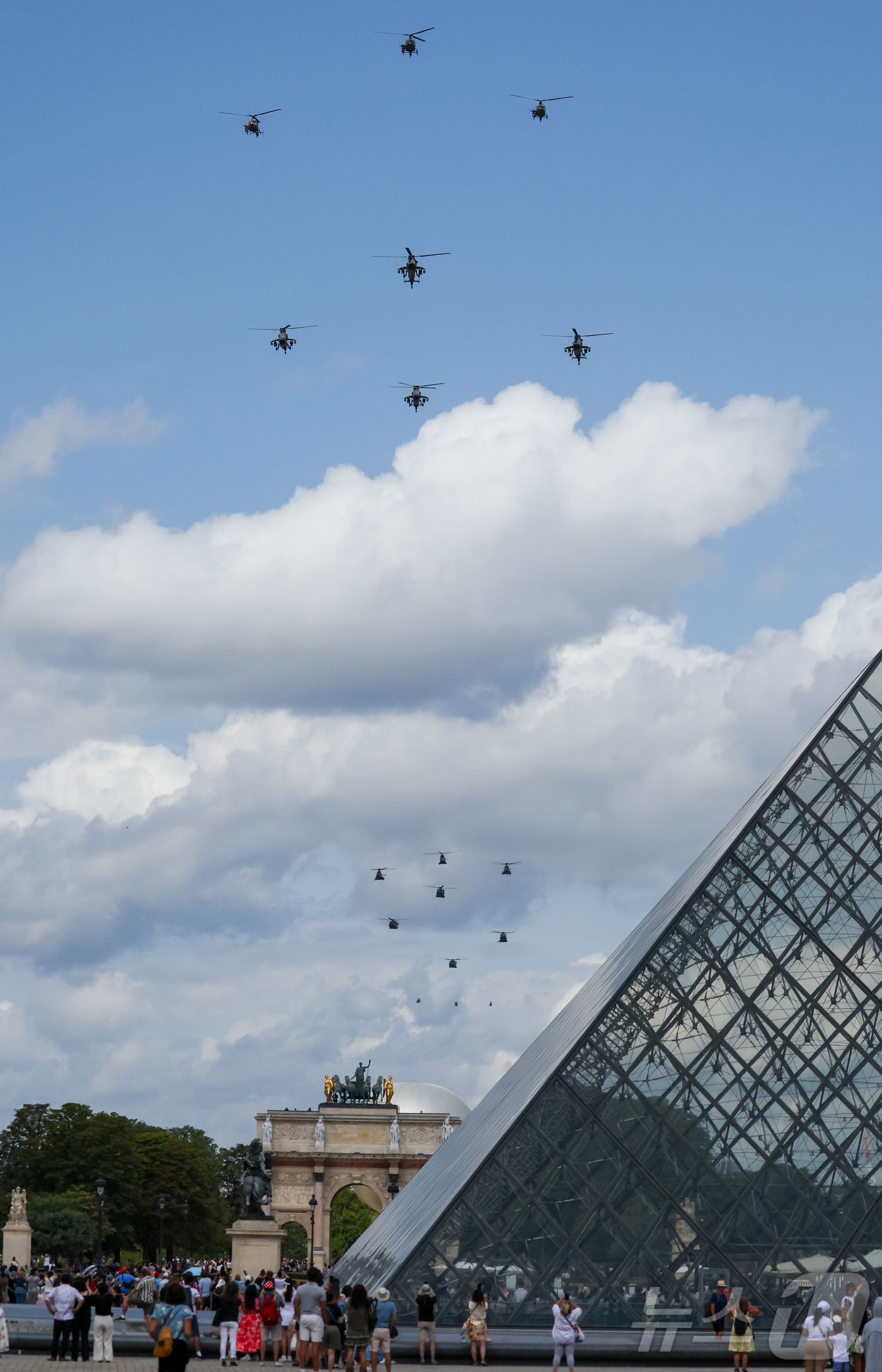 (파리=뉴스1) 이준성 기자 = 프랑스 혁명 기념일(바스티유 데이·Bastille Day)인 14일 오전(현지시간), 프랑의 정예 공군기들이 루브르 상공을 가로지르고 있다. 202 …