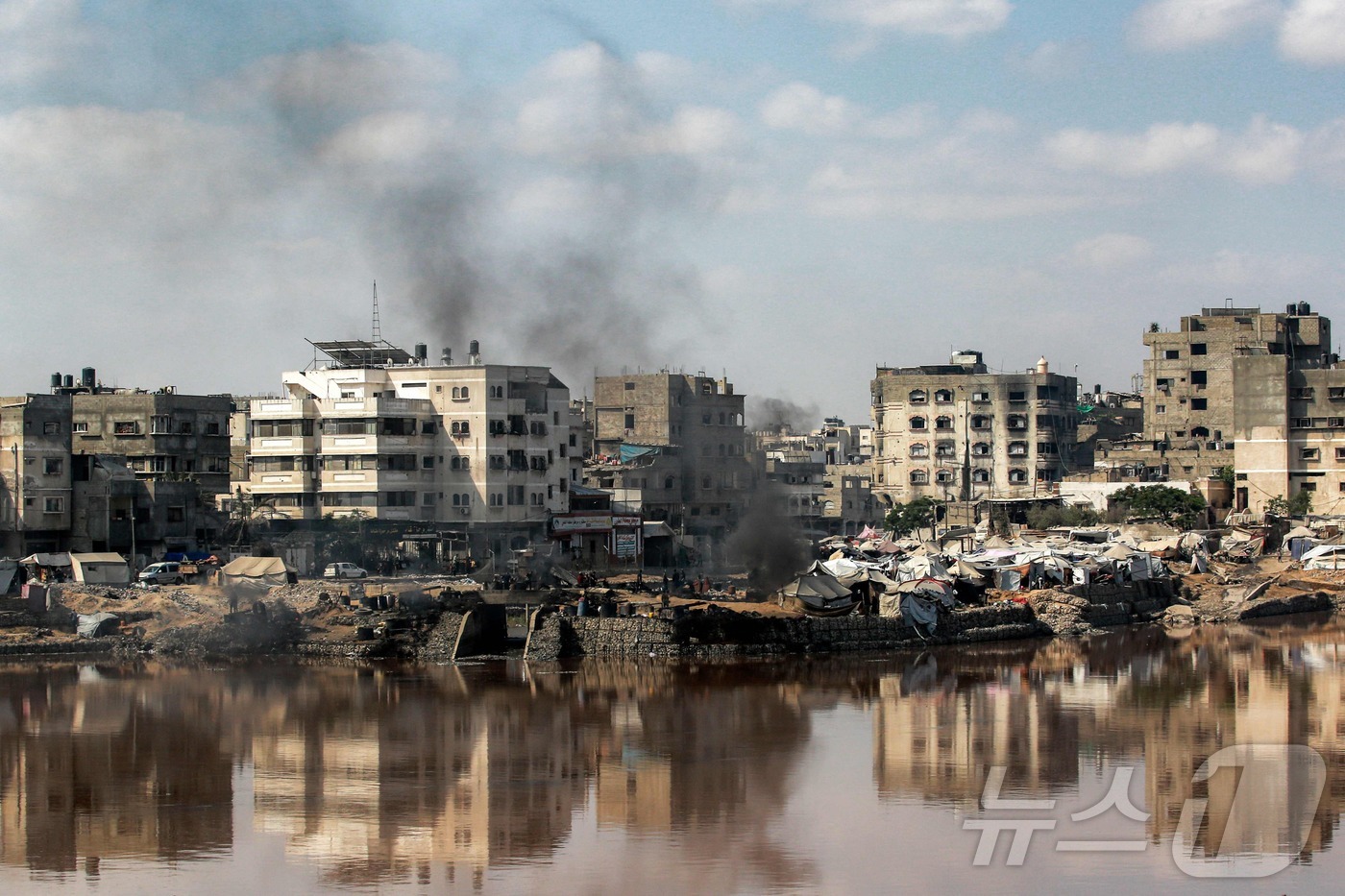 (가자시티 AFP=뉴스1) 김지완 기자 = 14일(현지시간) 가자지구 가자시티의 시크 라드완 하수 처리 시설 근처에 있는 전쟁으로 강제 이주된 팔레스타인 난민들의 임시 캠프 모습. …