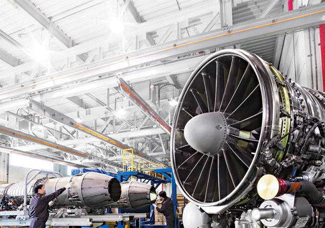 본문 이미지 - 한화에어로스페이스 창원사업장에서 작업자가 엔진을 검수하고 있다.(뉴스1DB/한화에어로스페이스 제공. 재판매 및 DB금지)