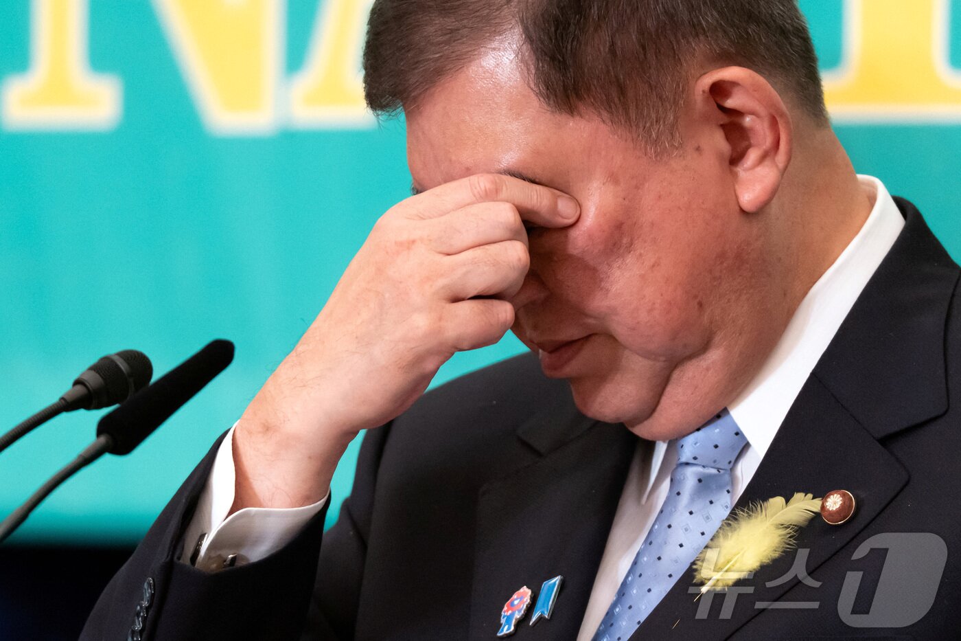 본문 이미지 - 2일 이시바 시게루 일본 총리가 도쿄 기자클럽에서 열린 정당 대표 토론회 중 손으로 눈을 만지고 있다. 2025.07.02 ⓒ 로이터=뉴스1 ⓒ News1 김지완 기자