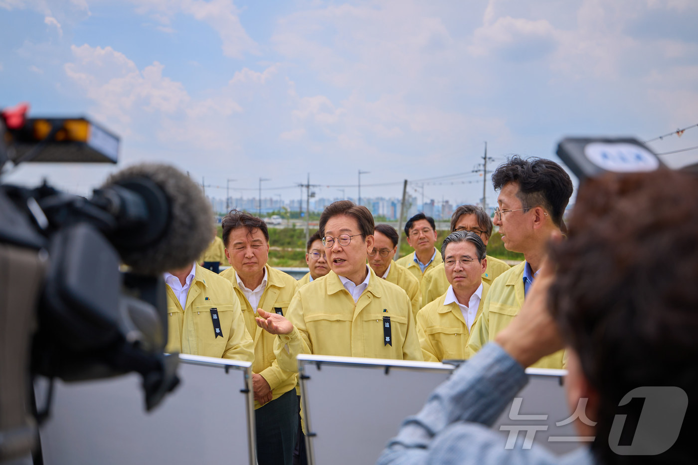(서울=뉴스1) 허경 기자 = 이재명 대통령이 14일 충북 청주시 흥덕구 오송읍 궁평2지하차도를 방문해 안전시설 현황 점검을 하고 있다.이 대통령은 오송 지하차도 참사 2주기를 하 …
