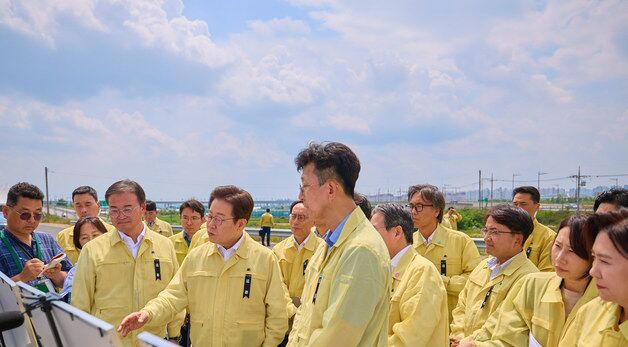 李대통령, 오송 참사 현장 방문 "관리 부실 인명 사고…엄격히 처벌"