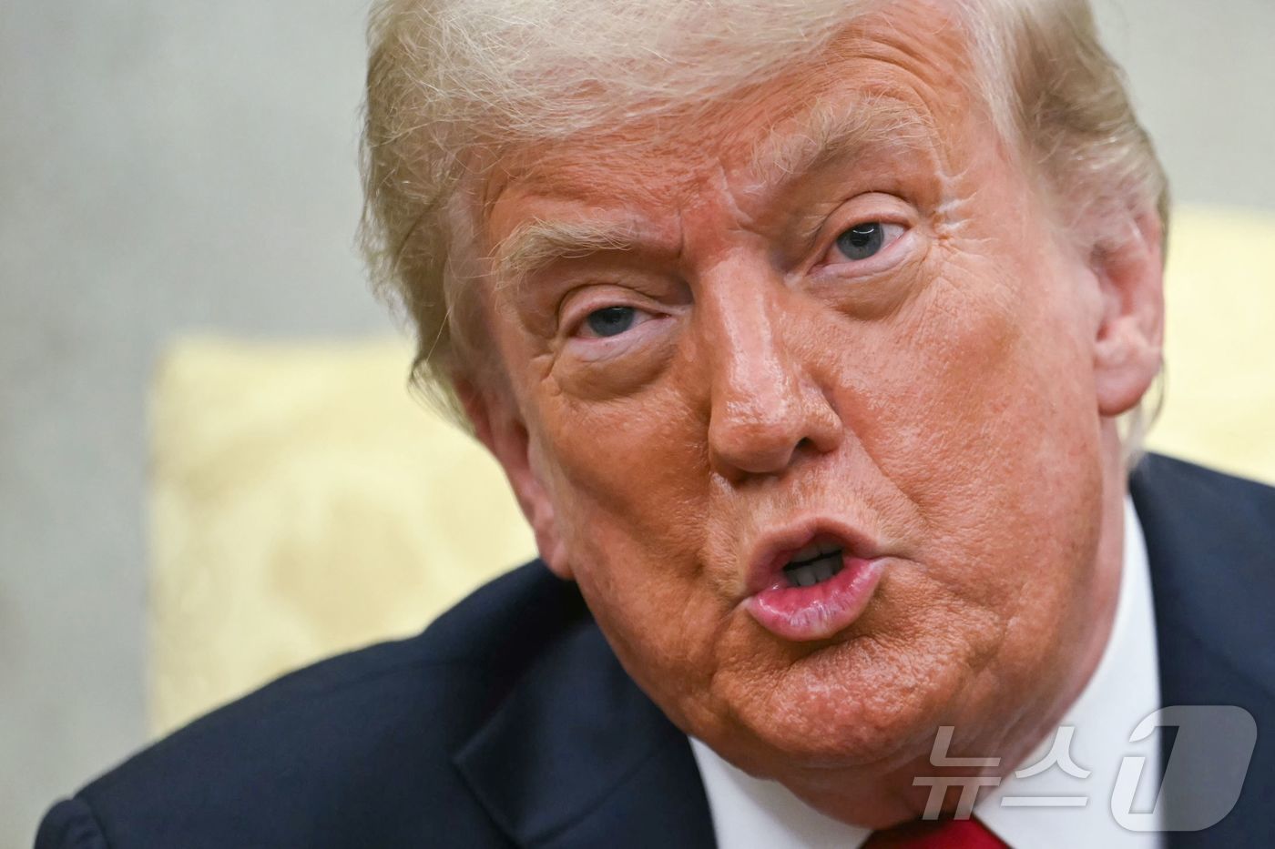 (워싱턴DC AFP=뉴스1) 류정민 특파원 = 도널드 트럼프 미국 대통령이 14일(현지시간) 워싱턴DC 백악관 집무실에서 마르크 뤼테 나토 사무총장과 회담 중 발언하고 있다. 트럼 …