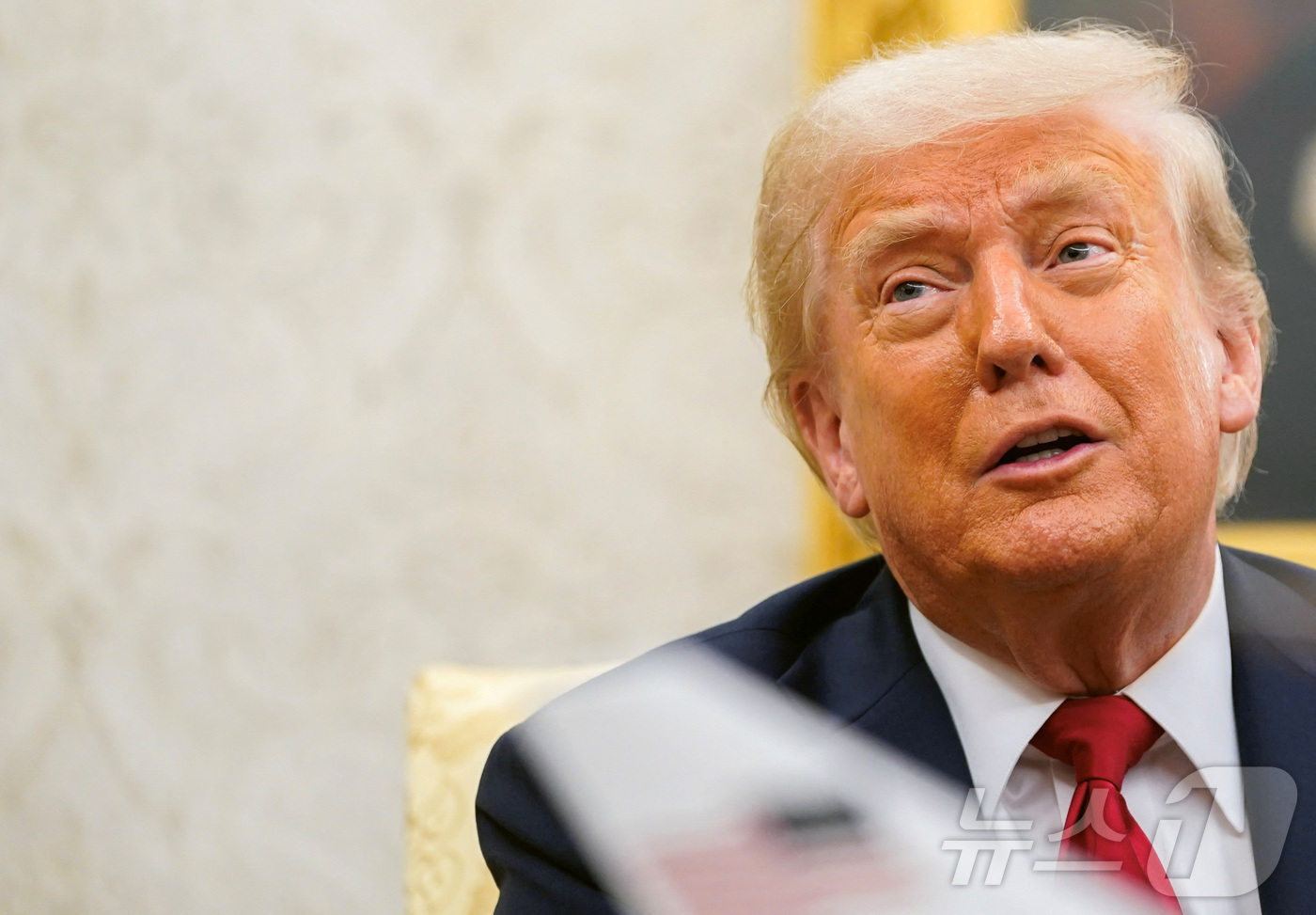 (워싱턴DC 로이터=뉴스1) 류정민 특파원 = 도널드 트럼프 미국 대통령 14일(현지시간) 워싱턴DC 백악관 오벌오피스에서 마르크 뤼테 북대서양조약기구(NATO, 나토) 사무총장과 …