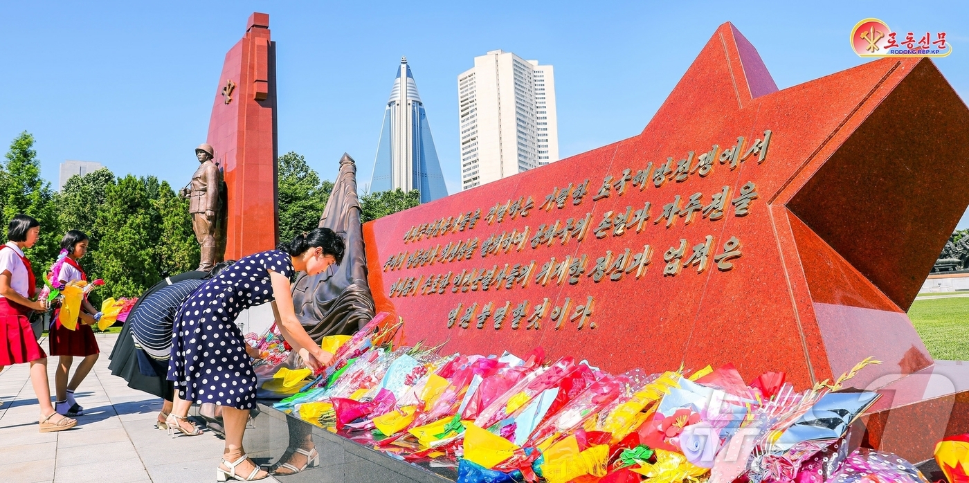 (평양 노동신문=뉴스1) = 북한 노동당 기관지 노동신문은 15일 조국해방전쟁(한국전쟁)승리기념관에서 주민들이 "위대한 연대의 조국수호자들에게 결의를 드리고 있다"고 보도했다. [ …