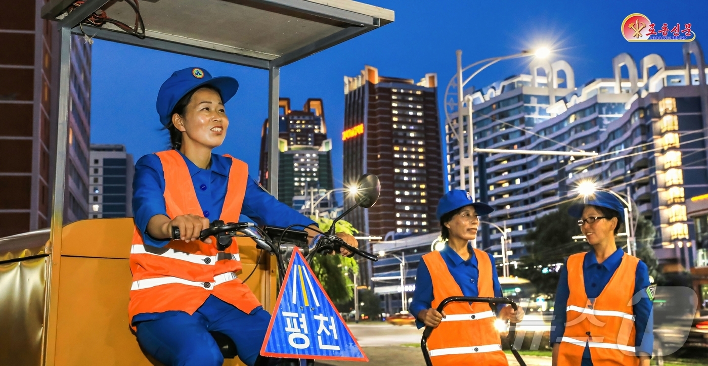 (평양 노동신문=뉴스1) = 북한 노동당 기관지 노동신문은 15일 평천구역도로시설관리소의 도로관리원들이 퇴근길에 오른 시각에도 맡은 구간의 도로관리에 '헌신의 구슬땀'을 바쳐가고 …