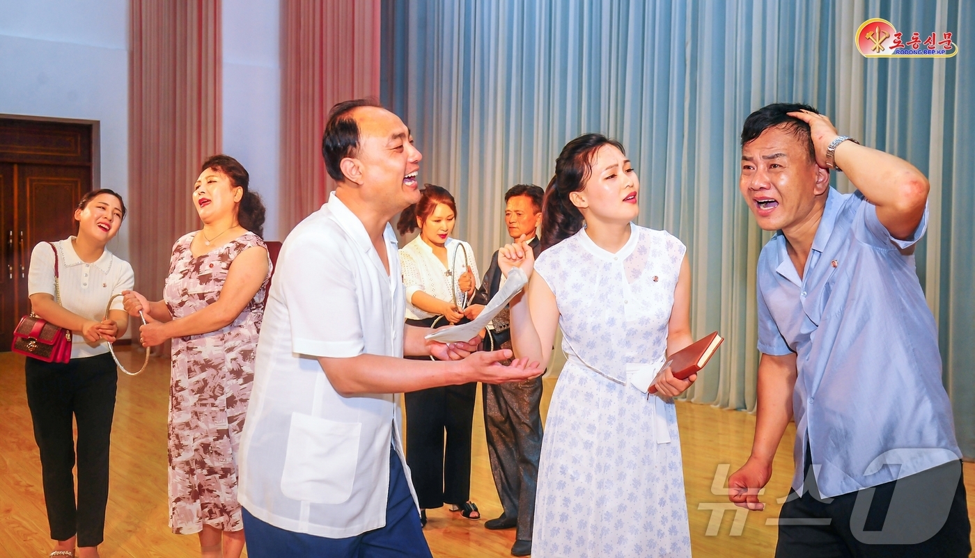 (평양 노동신문=뉴스1) = 북한 노동당 기관지 노동신문은 15일 주요 전구에서 경제 선동 활동을 진행하며 '대중의 정신력'을 불러 일으키는 중앙예술경제선전대 배우들을 조명하며 " …