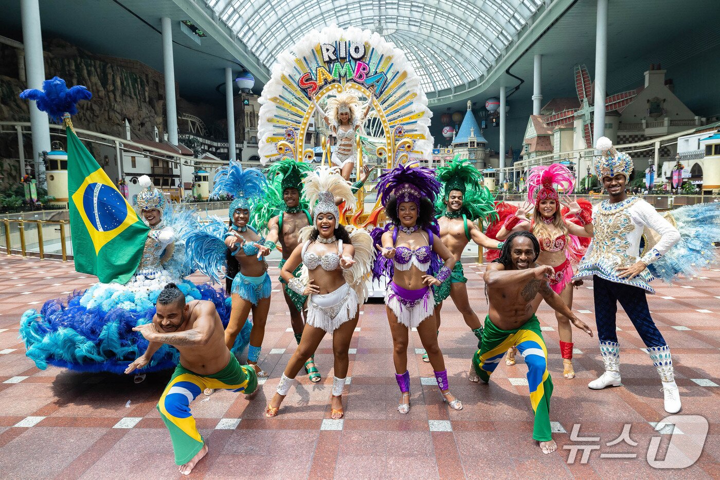 본문 이미지 - 롯데월드 삼바 카니발 퍼레이드의 모습. &#40;롯데월드 제공&#41;