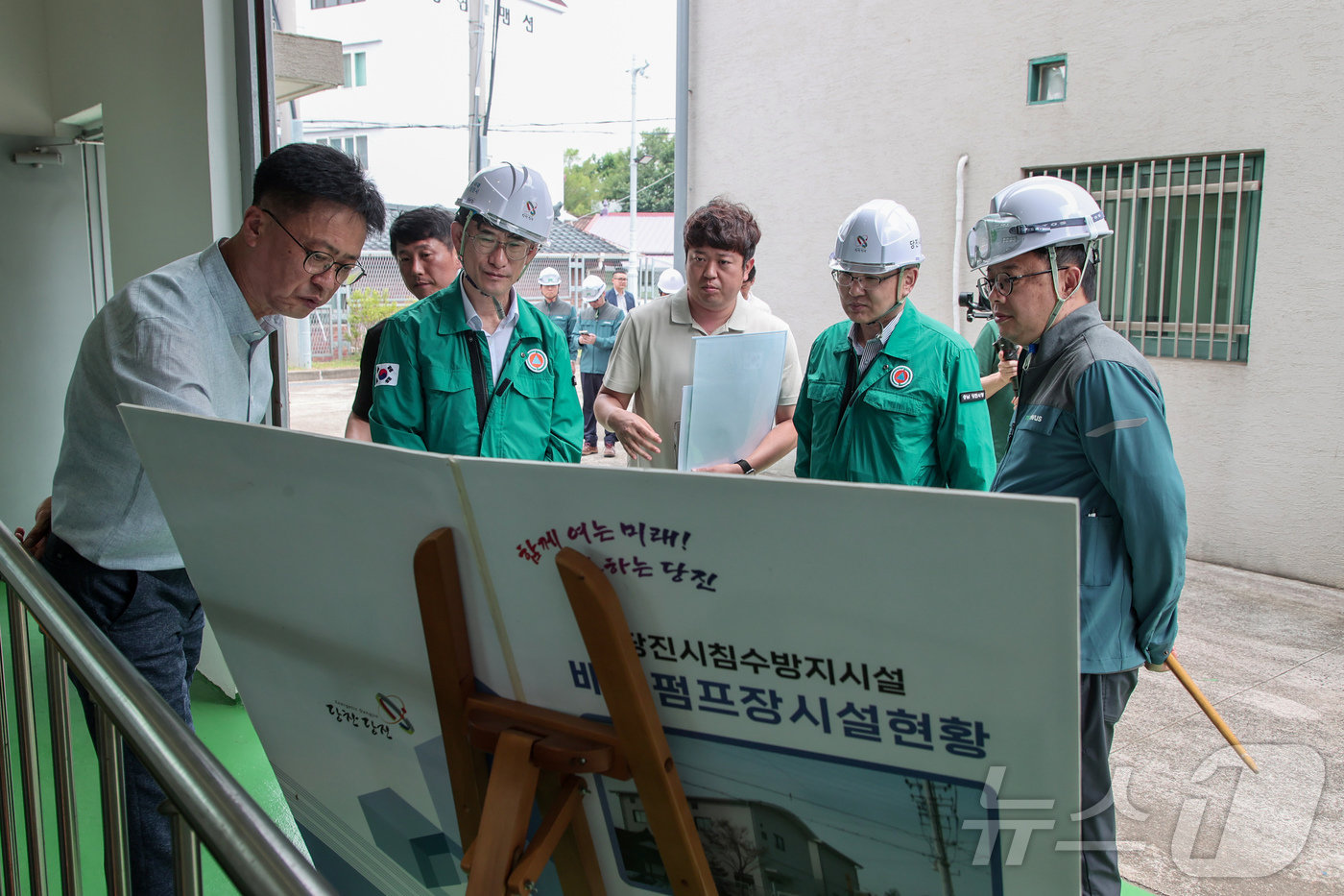 (당진=뉴스1) 이동원 기자 = 황침현 당진시 부시장이 지난 14일 여름철 집중호우와 태풍 등의 피해로부터 시민의 생명과 재산을 보호하기 위해 시설물 점검에 나섰다.이번 점검은 여 …