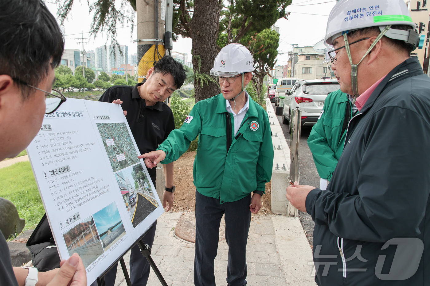 (당진=뉴스1) 이동원 기자 = 황침현 당진시 부시장이 지난 14일 여름철 집중호우와 태풍 등의 피해로부터 시민의 생명과 재산을 보호하기 위해 시설물 점검에 나섰다.이번 점검은 여 …