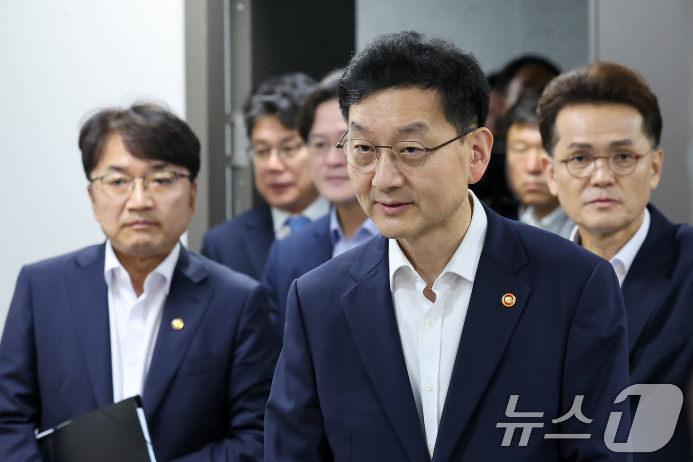 (서울=뉴스1) 안은나 기자 = 윤창렬 국무조정실장이 15일 오전 서울 여의도 국회의원회관에서 열린 폭염 대책 당정 간담회에 입장하고 있다. 2025.7.15/뉴스1