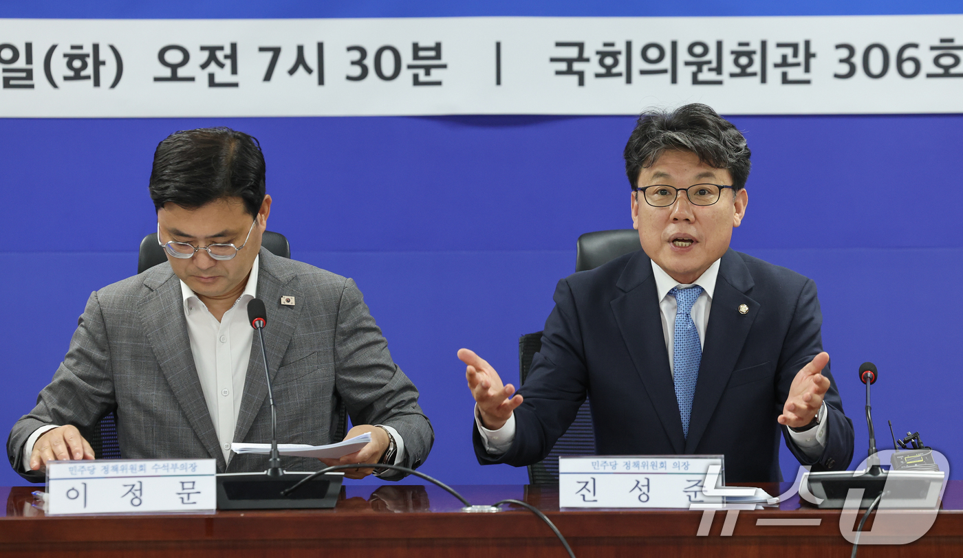 (서울=뉴스1) 안은나 기자 = 진성준 더불어민주당 정책위의장이 15일 오전 서울 여의도 국회의원회관에서 열린 폭염 대책 당정 간담회에 참석해 발언하고 있다. 2025.7.15/뉴 …