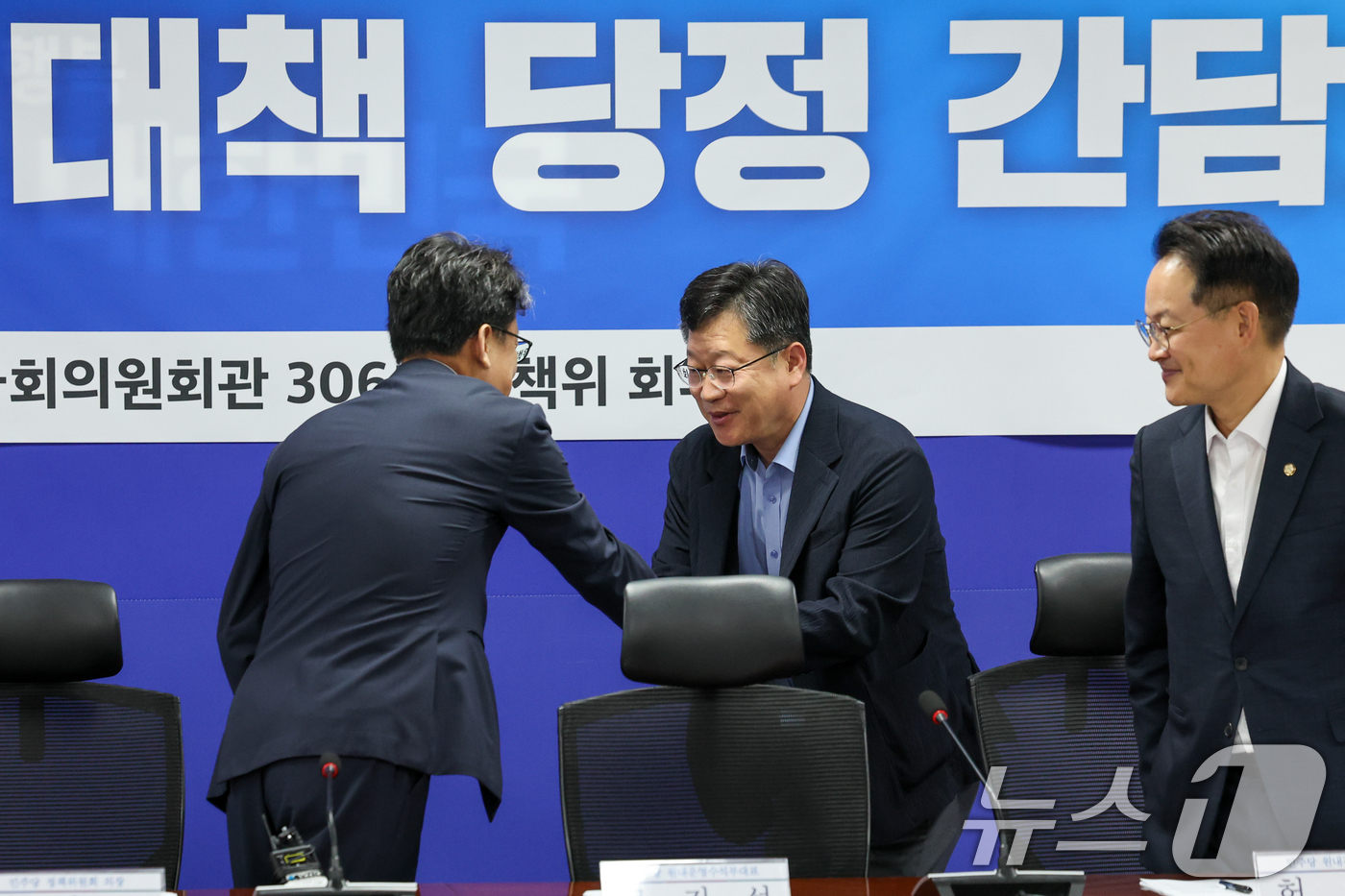 (서울=뉴스1) 안은나 기자 = 진성준 더불어민주당 정책위의장(왼쪽)이 15일 오전 서울 여의도 국회의원회관에서 열린 폭염 대책 당정 간담회에 참석해 안호영 환노위원장과 악수하고 …