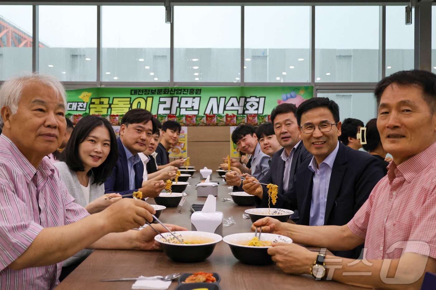 (대전=뉴스1) 김기태 기자 = 지난 14일 대전정보문화산업진흥원 구내식당에서 임직원 및 입주기업 관계자 100여 명이 ‘꿈돌이라면’ 시식 행사를 하고 있다.이은학 원장은 “꿈돌이 …