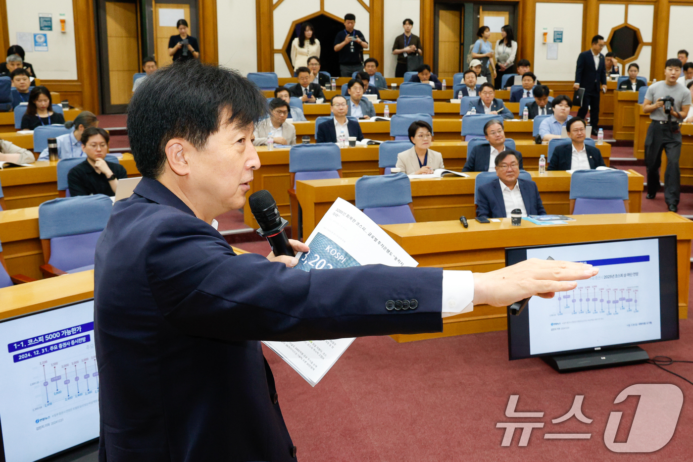 (서울=뉴스1) 안은나 기자 = 오기형 더불어민주당 코스피5000특별위원회 위원장이 15일 오전 서울 여의도 국회의원회관에서 열린 경제는민주당 연구모임에서 '코리아 디스카운트를 넘 …