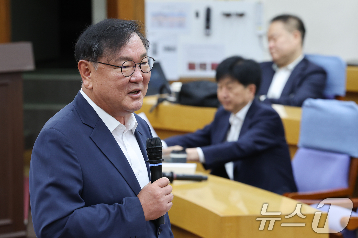 (서울=뉴스1) 안은나 기자 = 경제는민주당 김태년 더불어민주당 대표 의원이 15일 오전 서울 여의도 국회의원회관에서 오기형 코스피5000특위 위원장, 김학균 신영증권 리서치 센터 …