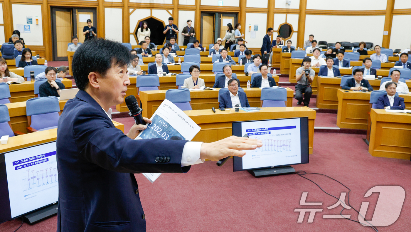 (서울=뉴스1) 안은나 기자 = 오기형 더불어민주당 코스피5000특별위원회 위원장이 15일 오전 서울 여의도 국회의원회관에서 열린 경제는민주당 연구모임에서 '코리아 디스카운트를 넘 …