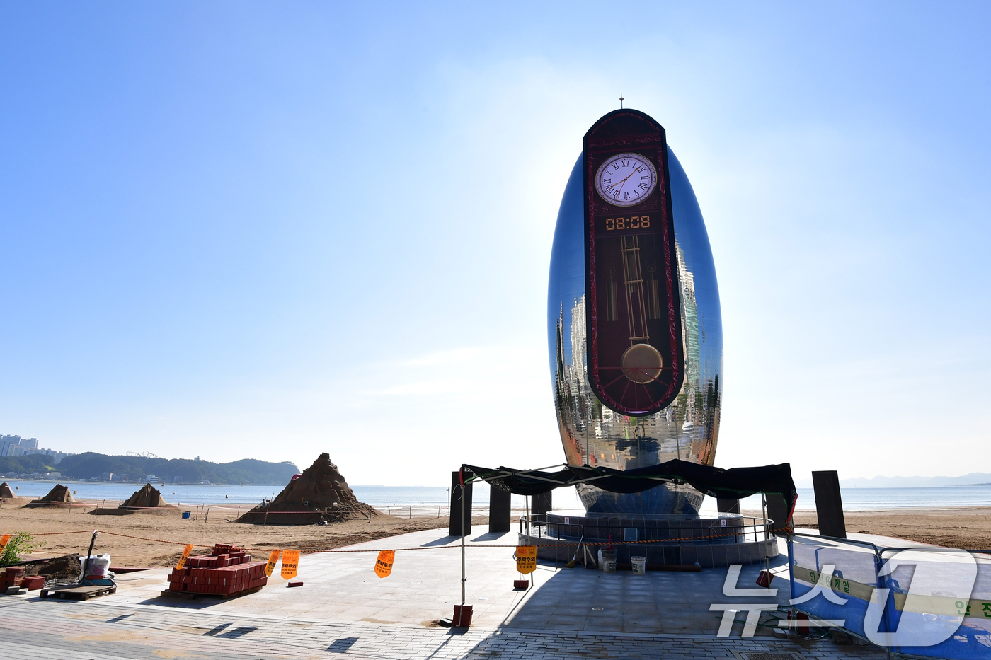 (포항=뉴스1) 최창호 기자 = 15일 오전 경북 포항시 북구 영일대해수욕장에 설치된 빛의 시계탑이 시운전을 하고 있다.총 사업비 17억 원이 투입된 빛의 시계팁은 LED 패널 조 …