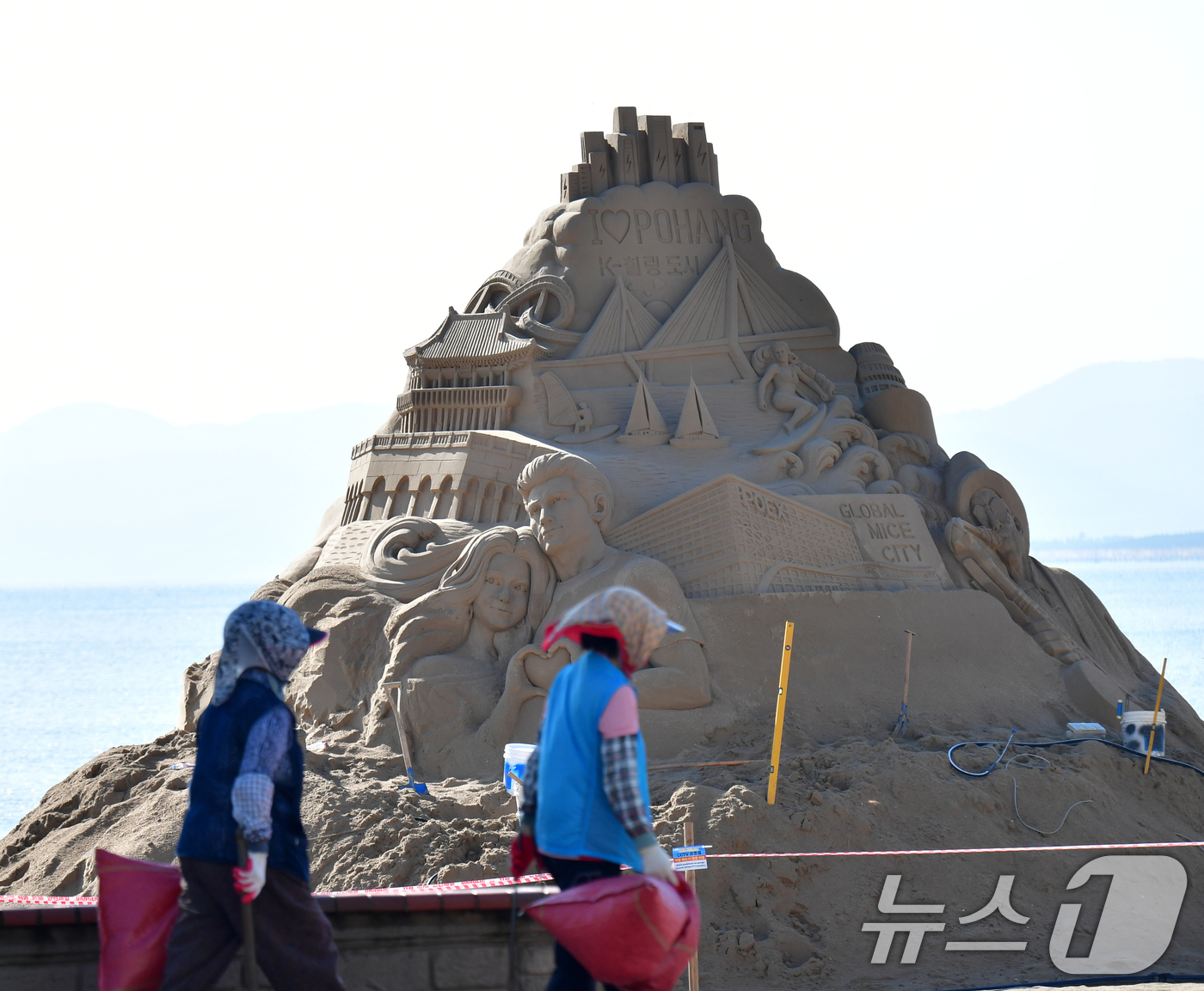 (포항=뉴스1) 최창호 기자 = 15일 오전 경북 포항시 북구 영일대해수욕장 백사장에서 다양한 모래조각 작품이 만들어지고 있다.   2025.7.15/뉴스1