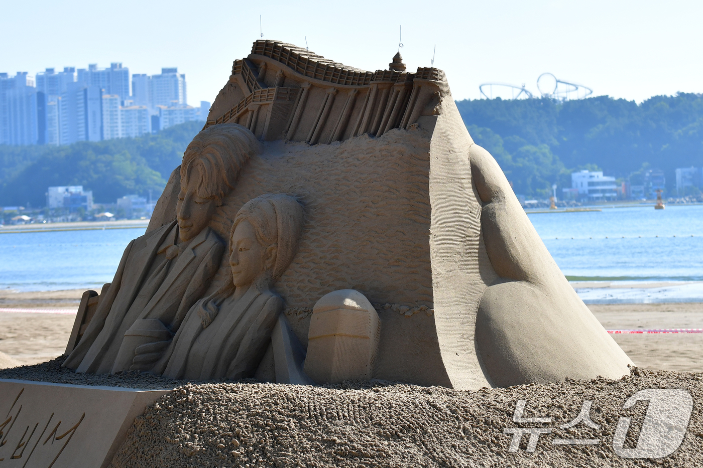 (포항=뉴스1) 최창호 기자 = 15일 오전 경북 포항시 북구 영일대해수욕장 백사장에서 다양한 모래조각 작품이 만들어지고 있다. 2025.7.15/뉴스1