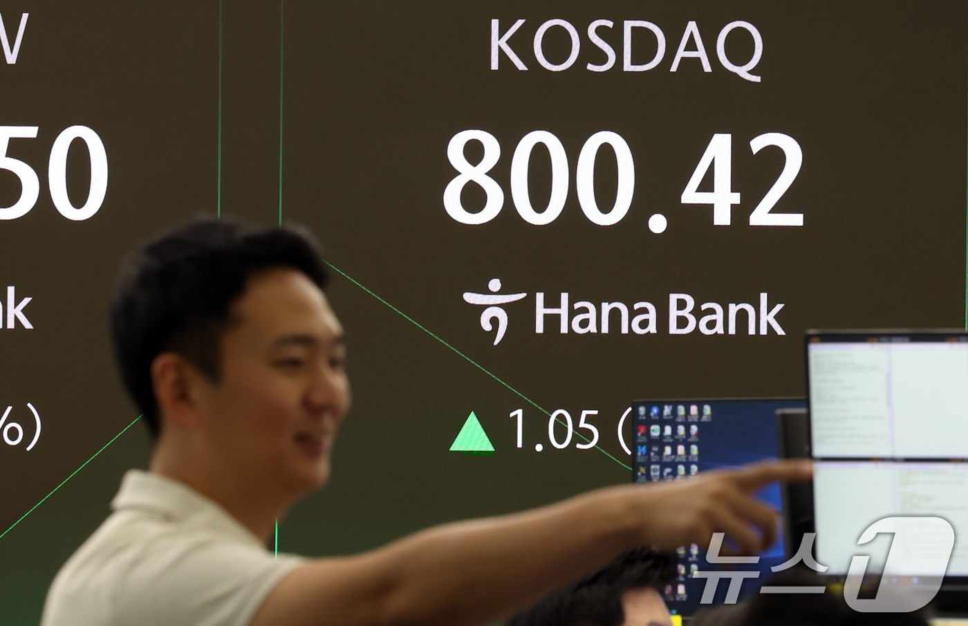 (서울=뉴스1) 김명섭 기자 = 15일 오전 서울 중구 하나은행 본점 딜링룸 전광판에 증시 코스닥 지수가 전 거래일 대비 1.05P(0.13%) 상승한 800.42를 나타내고 있다 …