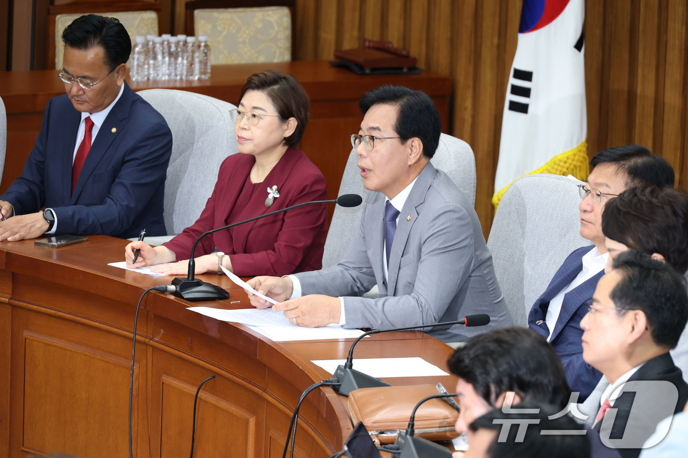 (서울=뉴스1) 이광호 기자 = 송언석 국민의힘 비상대책위원장 겸 원내대표가 15일 오전 서울 여의도 국회에서 열린 원내대책회의에서 발언하고 있다. 2025.7.15/뉴스1