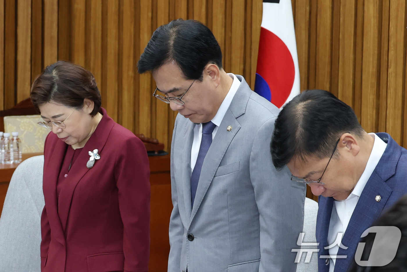 (서울=뉴스1) 이광호 기자 = 송언석 국민의힘 비상대책위원장 겸 원내대표가 오송 참사 2주기인 15일 오전 서울 여의도 국회에서 열린 원내대책회의에 앞서 희생자들을 위한 추모 묵 …