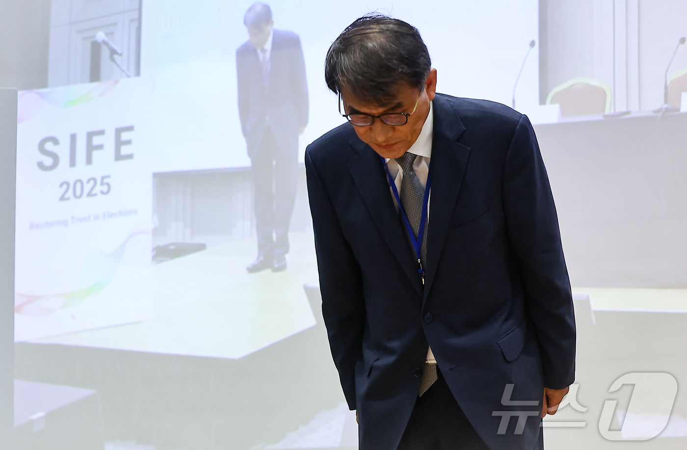 (서울=뉴스1) 김도우 기자 = 노태악 중앙선거관리위원회 위원장이 15일 서울 강남구 코엑스에서 열린 '2025 국제선거포럼'에 참석해 환영사를 마치고 인사하고 있다. 2025.7 …