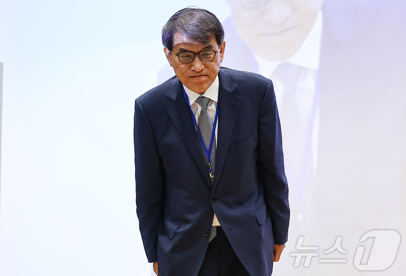 (서울=뉴스1) 김도우 기자 = 노태악 중앙선거관리위원회 위원장이 15일 서울 강남구 코엑스에서 열린 '2025 국제선거포럼'에 참석해 환영사를 마치고 인사하고 있다. 2025.7 …