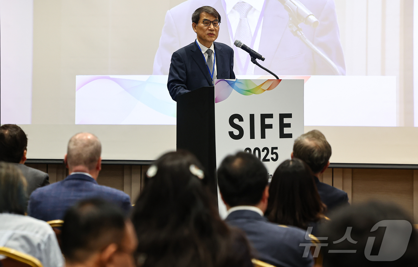 (서울=뉴스1) 김도우 기자 = 노태악 중앙선거관리위원회 위원장이 15일 서울 강남구 코엑스에서 열린 '2025 국제선거포럼'에 참석해 환영사를 하고 있다. 2025.7.15/뉴스 …