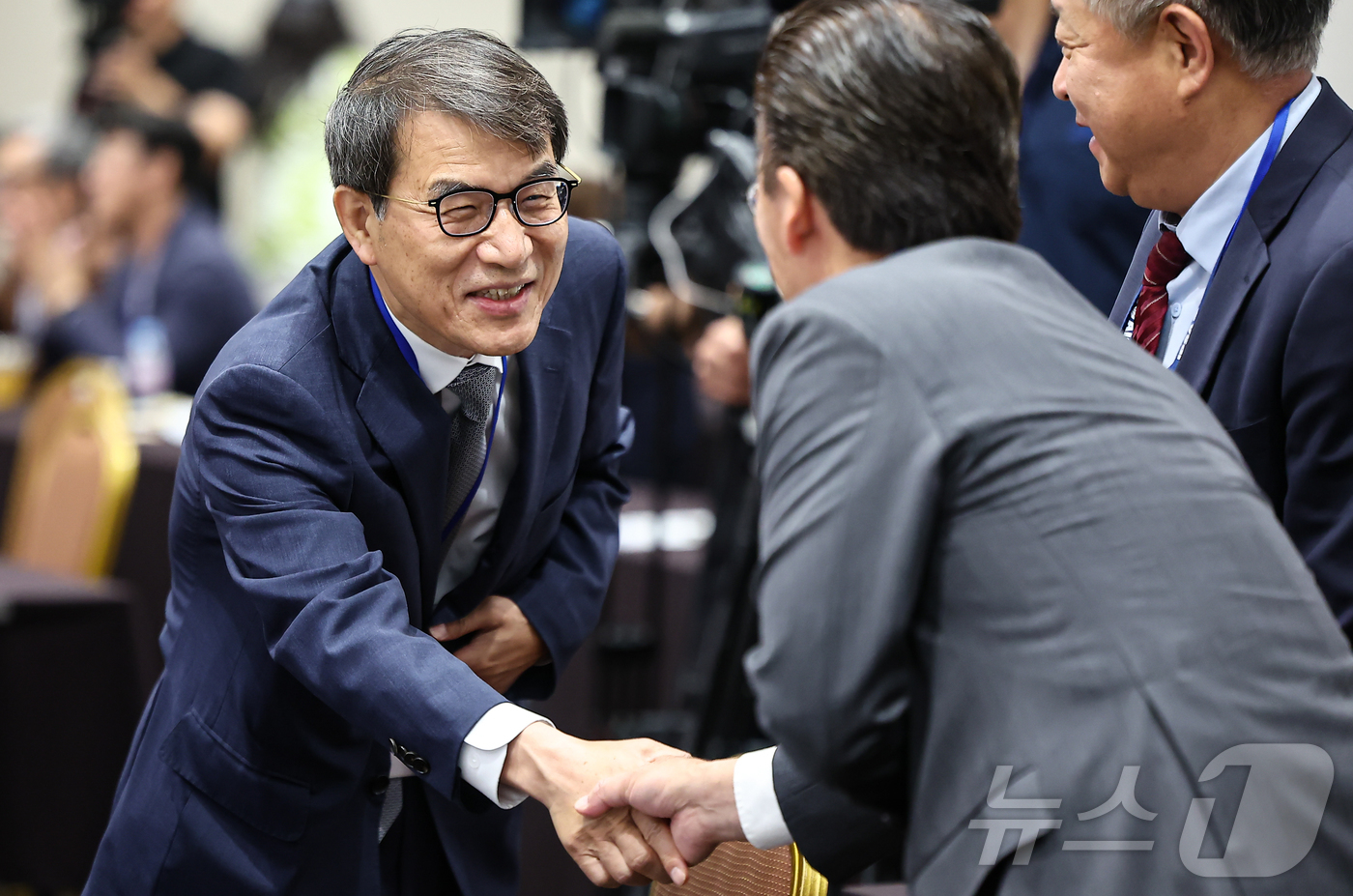 (서울=뉴스1) 김도우 기자 = 노태악 중앙선거관리위원회 위원장이 15일 서울 강남구 코엑스에서 열린 '2025 국제선거포럼'에 참석해 참석자들과 인사를 나누고 있다. 2025.7 …